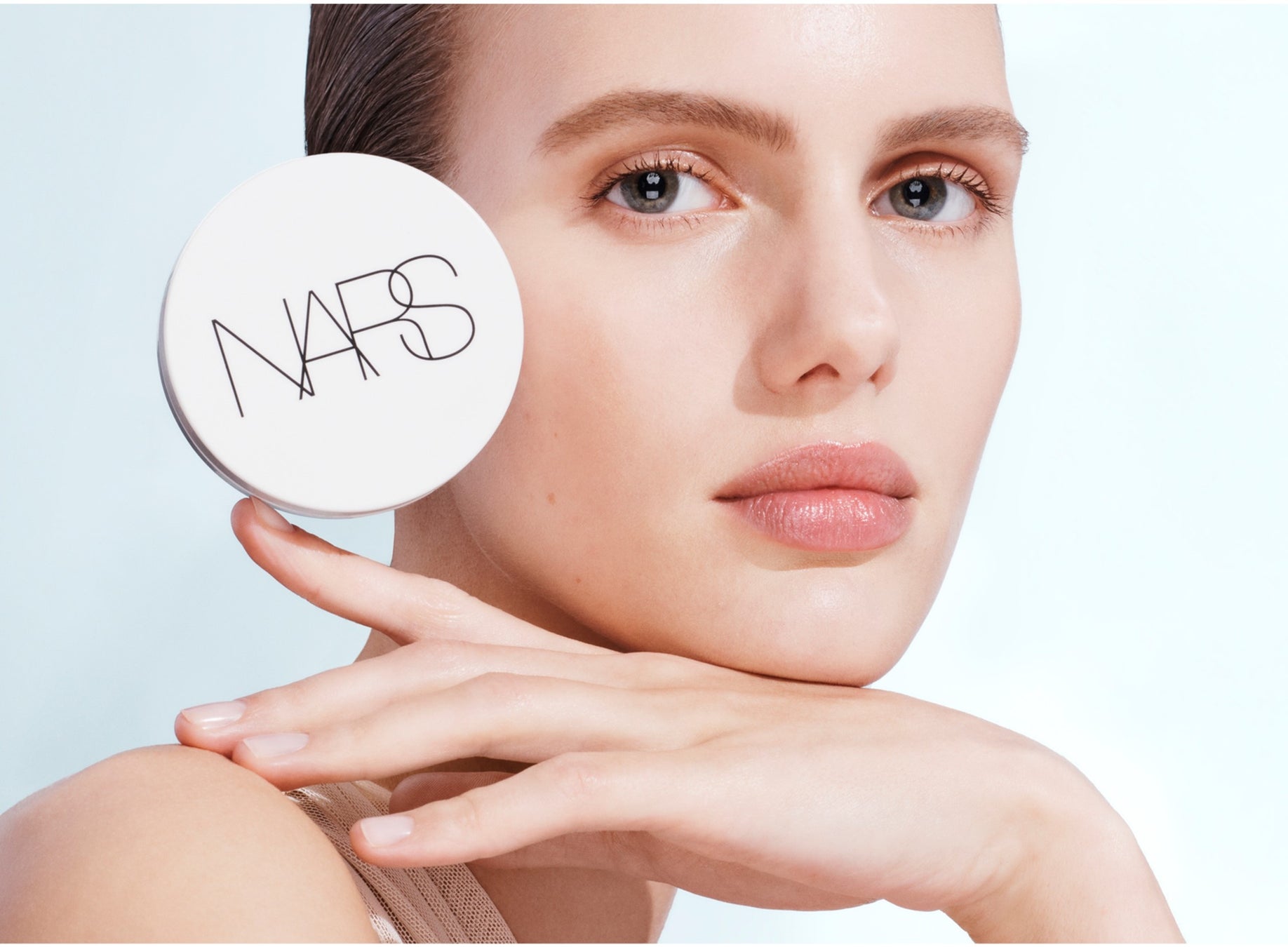 NARS、新クッションファンデーション発売、美容液成分配合で透明感アップ