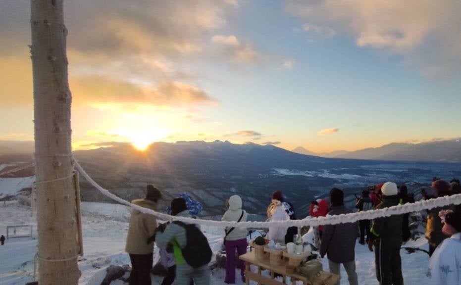 車山神社で2025年元旦、天空の歳旦祭と雪中禊が開催、神男が福餅を配布