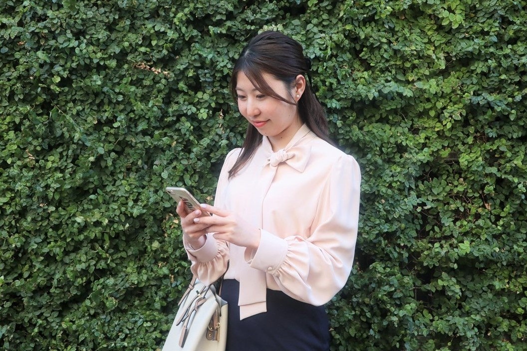 青山商事、HILTONソフトブラウスを発売、管理職女性向けスーツスタイル提案